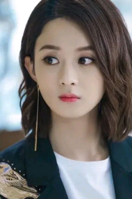 冯小刚身旁坐着赵丽颖,美丽逼人,冯导问王中磊:这人是谁啊