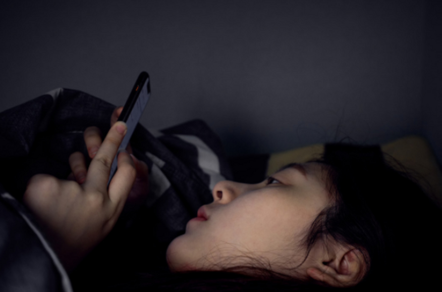 晚上关灯玩手机,久了会怎样?