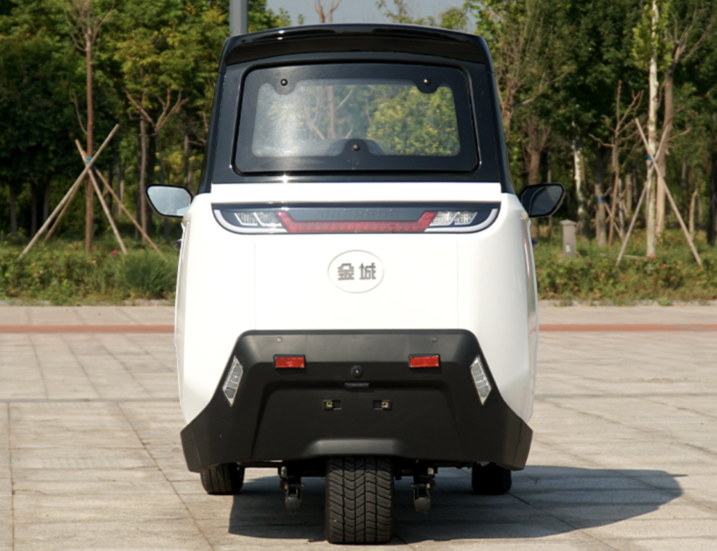 两款封闭式电动三轮车,品质可靠,配置丰富,拥有良好的车主口碑