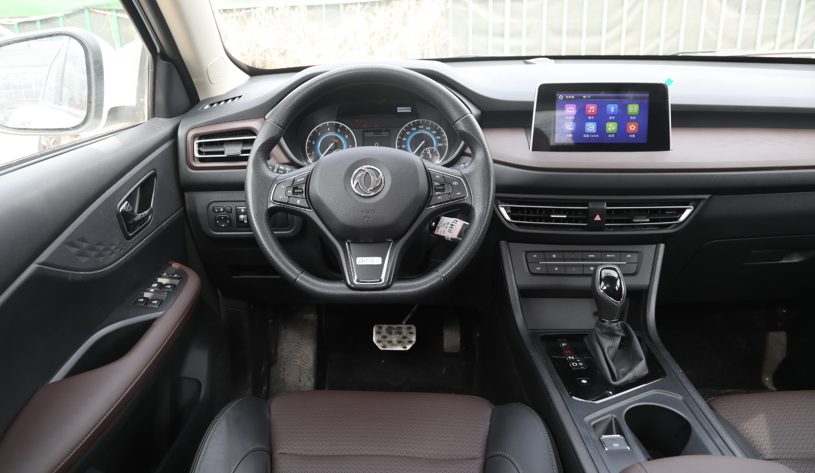 6万多买7座suv?全新东风风光560实车现身,造型霸气,换字母车标