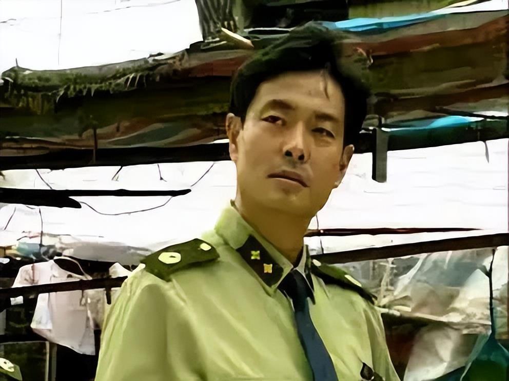 1996年濮存昕出演电视剧《英雄无悔》,他在剧中饰演一个正义凛然的