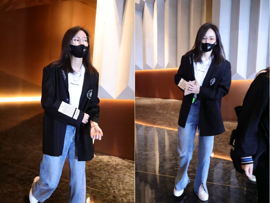 感觉于文文也挺瘦的,穿宽松牛仔裤有些空荡荡,这身材也太好了