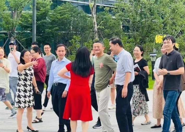 蔡崇信接手阿里,妻子吴明华背景不简单,气质不输赌王千金何超琼