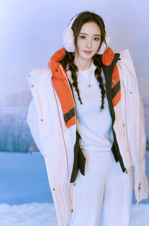 杨幂吉林参加品牌代言走秀 羽绒服搭配毛绒耳罩 晒雪景铁锅炖