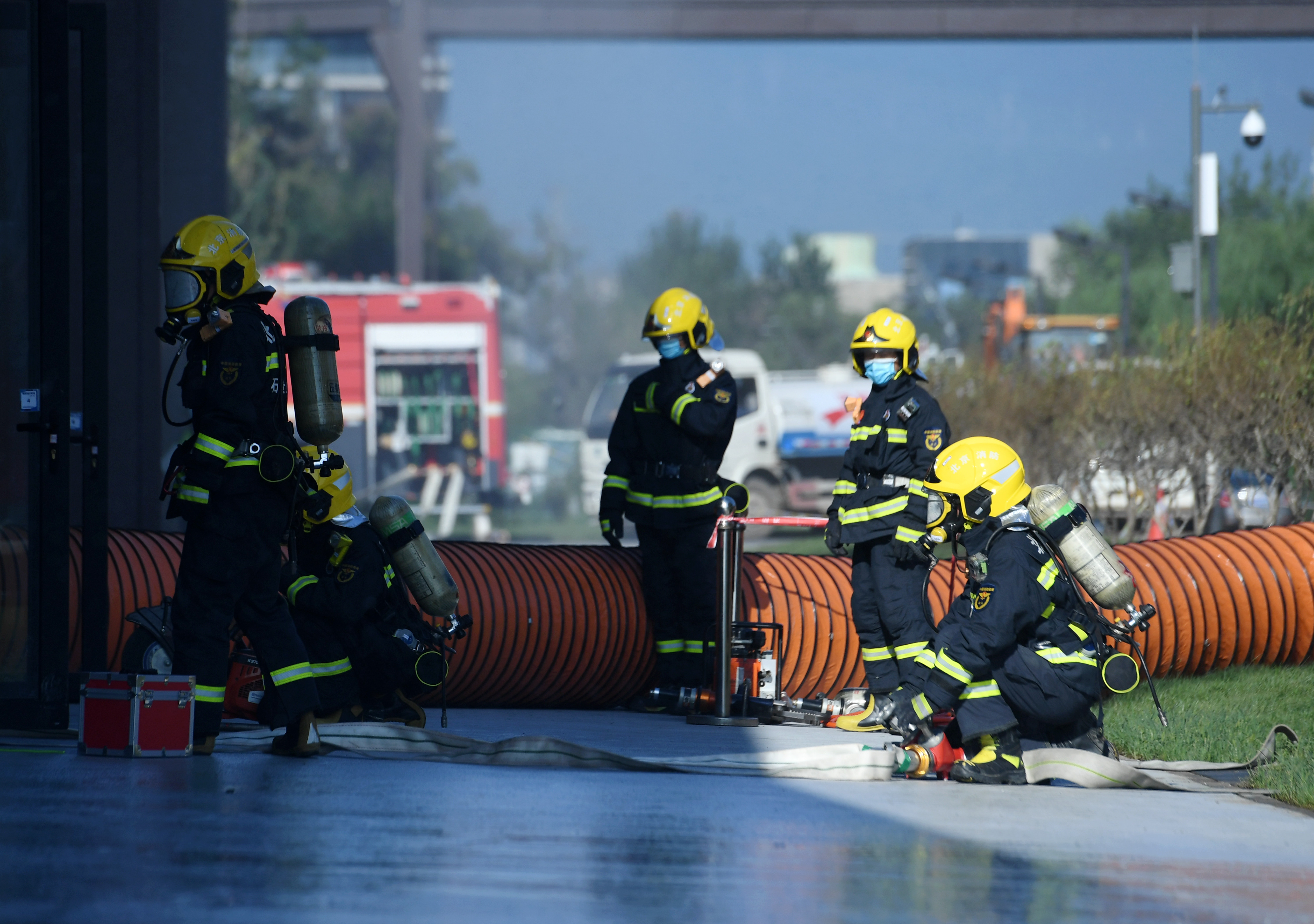 北京:服贸会展馆举行联合消防演练(4)