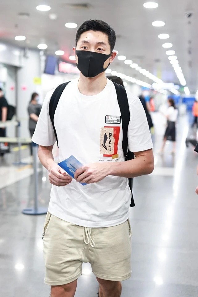 许昕"机场秀"变身潮男,运动短裤 白t简洁大气,造型真显气质