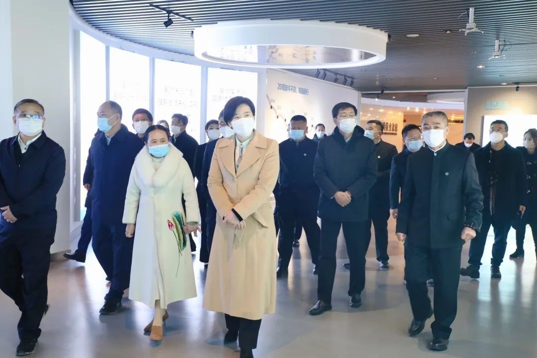 威海市政府副市长杨丽一行莅临安然纳米公司参观调研