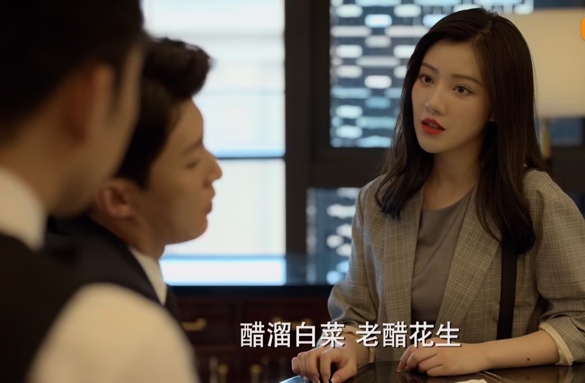 《玫瑰之战》校花美人王鹤润,长着一张马思纯的脸,演技惊鸿一瞥