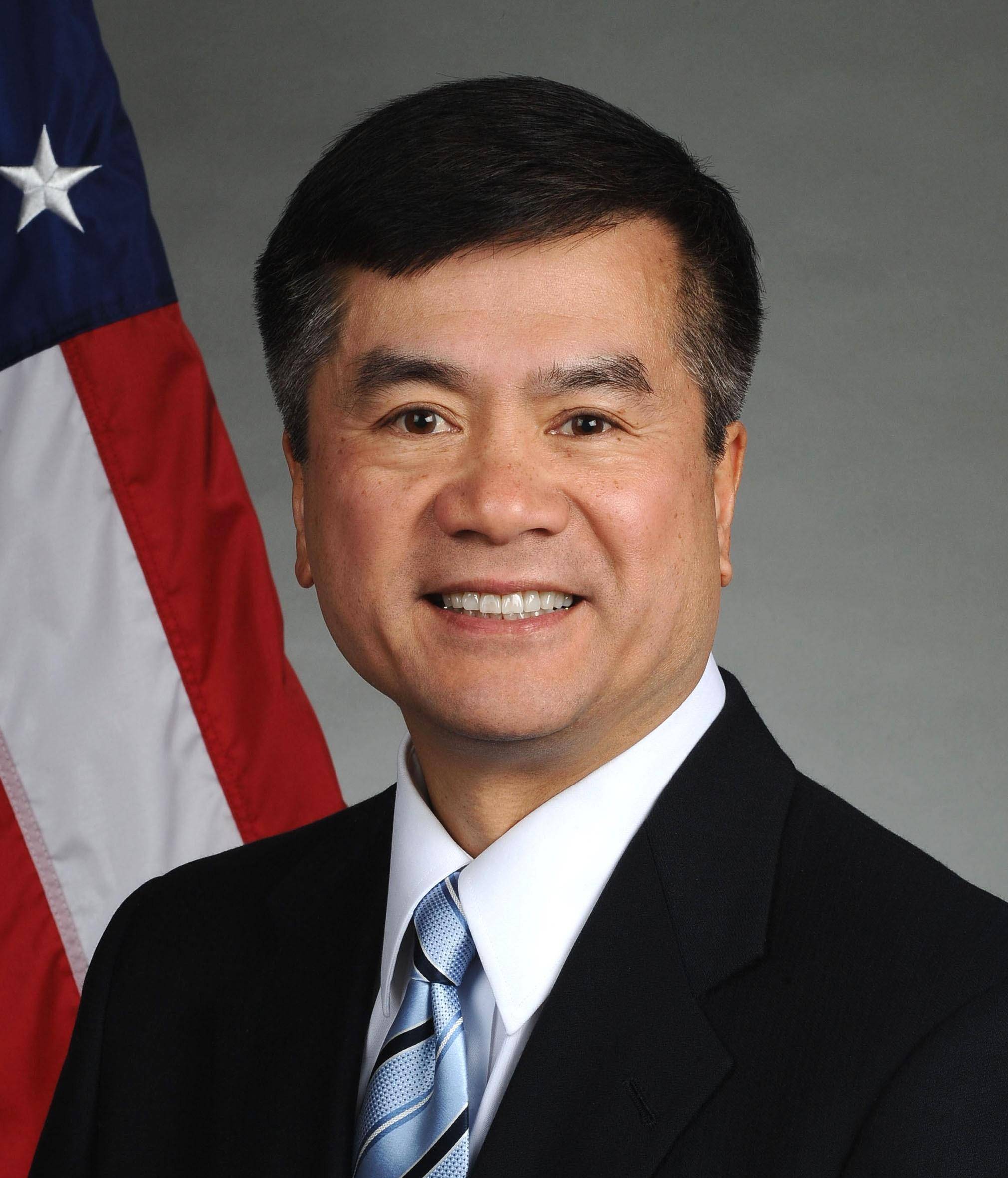 美国华裔部长骆家辉:任期内多次打压华为,卸任后竟赴华捞金?