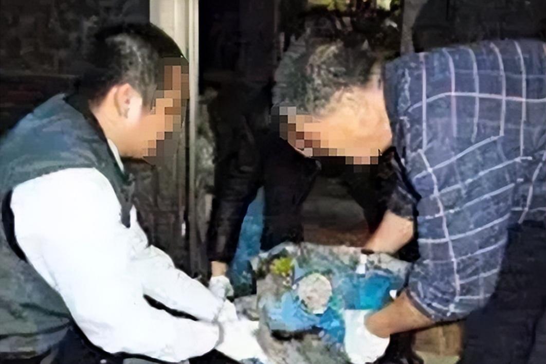 事情发生在浙江东阳,办案人员接到报案准备进入一间地下室搜查,因为