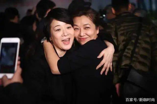 江珊身材也不行了,穿黑色连身裙"游泳圈"太明显,网友:该减肥