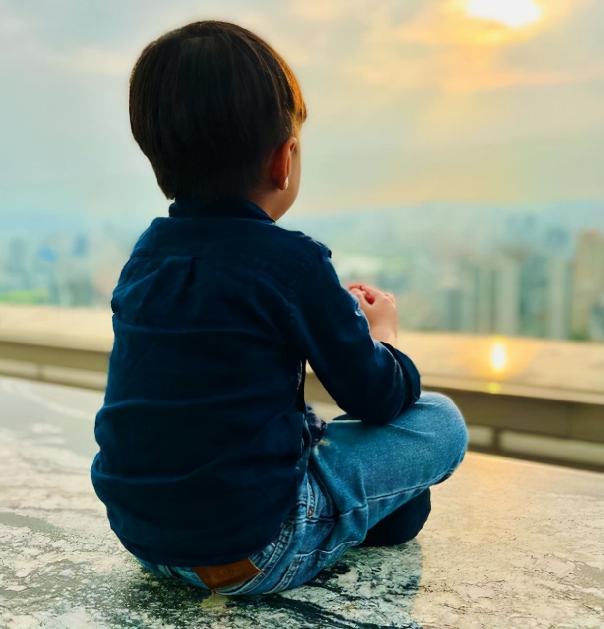 周杰伦儿子忧郁范太足抬头45度角仰望天空完美复刻周董年轻时