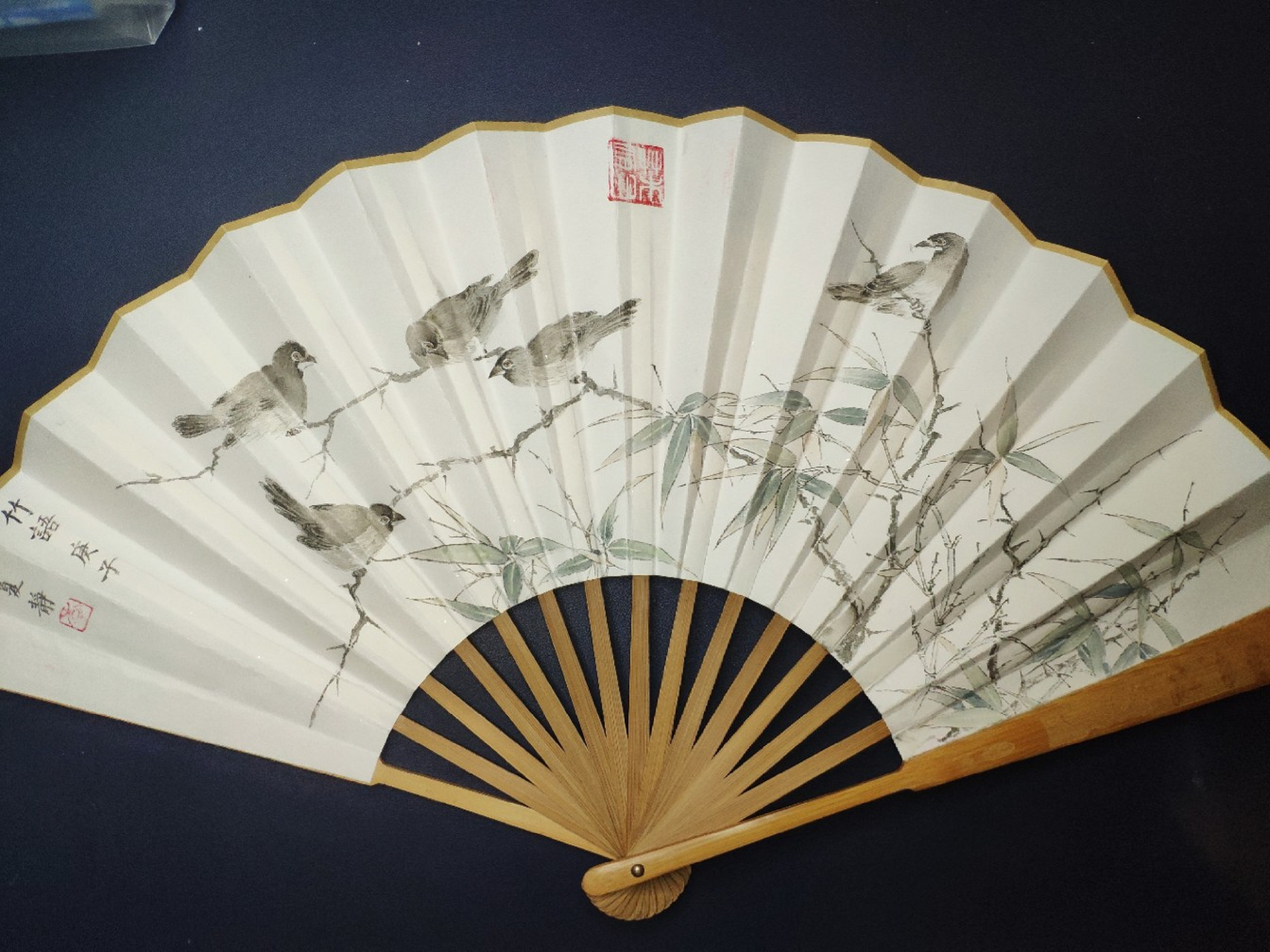 工笔折扇竹鸟 根据宋画雪筱寒雏图画的折扇,另外一面是小楷兰亭序.