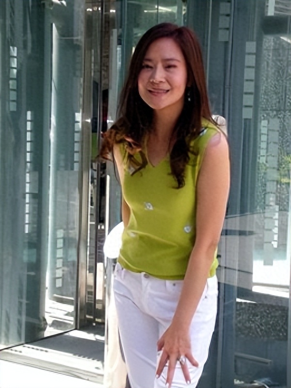 回顾59岁自然老去的俞小凡穿衣极简高级有品位如今反而越优雅