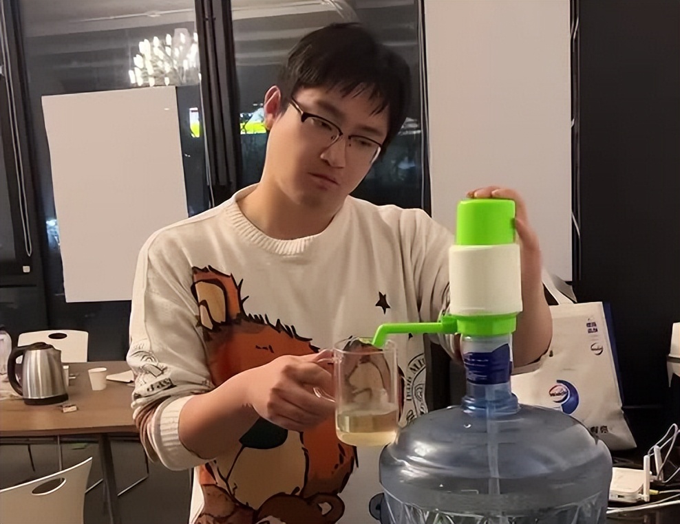 演员德柏北漂十年买不起房,不愿意过租房生活,带妻儿离开北京