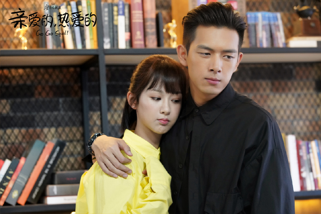 杨紫李现同台互动生硬,演"夫妻"显尴尬,一个细节暴露真实关系