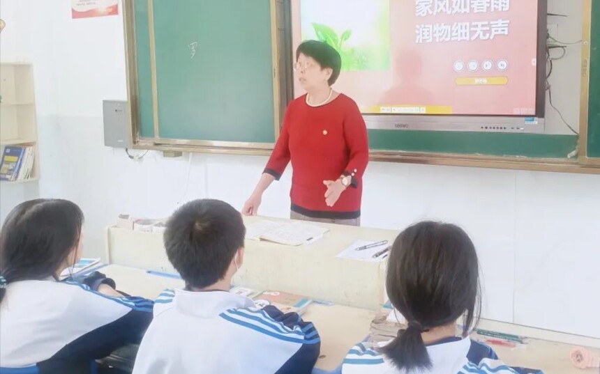 江西玉山县教体系统老科协"银龄助教"活动走进紫湖初中