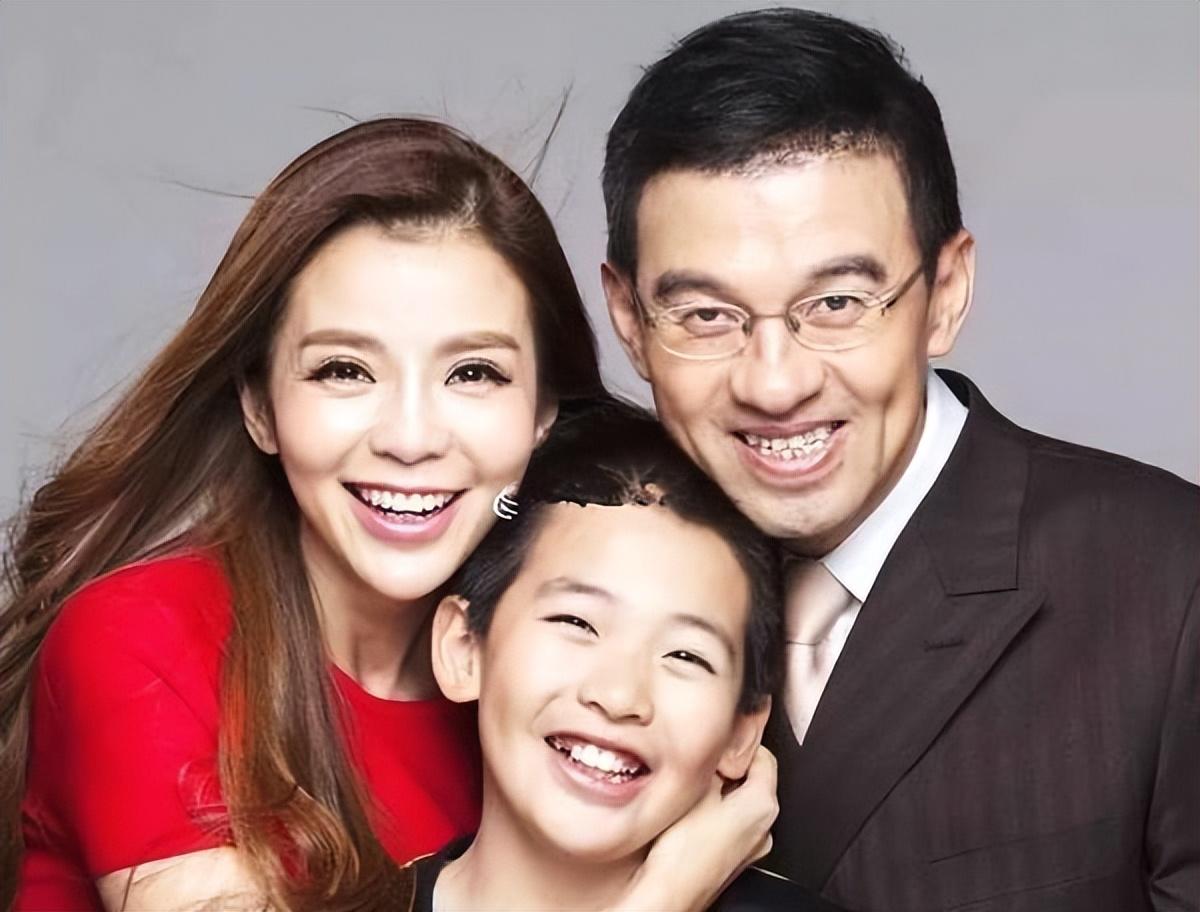 近日主持人朱迅神情悲痛,手抱母亲遗像痛哭,依依不舍为她送别