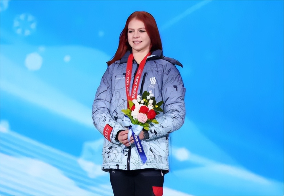太美了!特鲁索娃一袭红发接受采访明艳动人,解释奥运会大哭原因