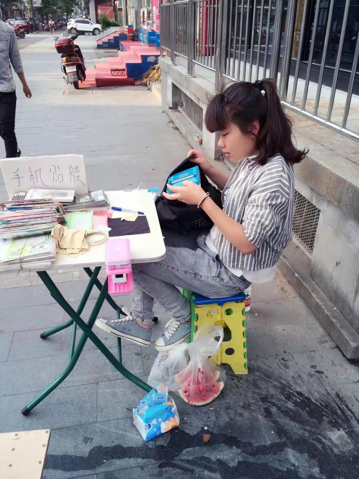 我95后,和奶奶相依为命,高三被迫摆摊,24岁靠贴膜买下第一套房