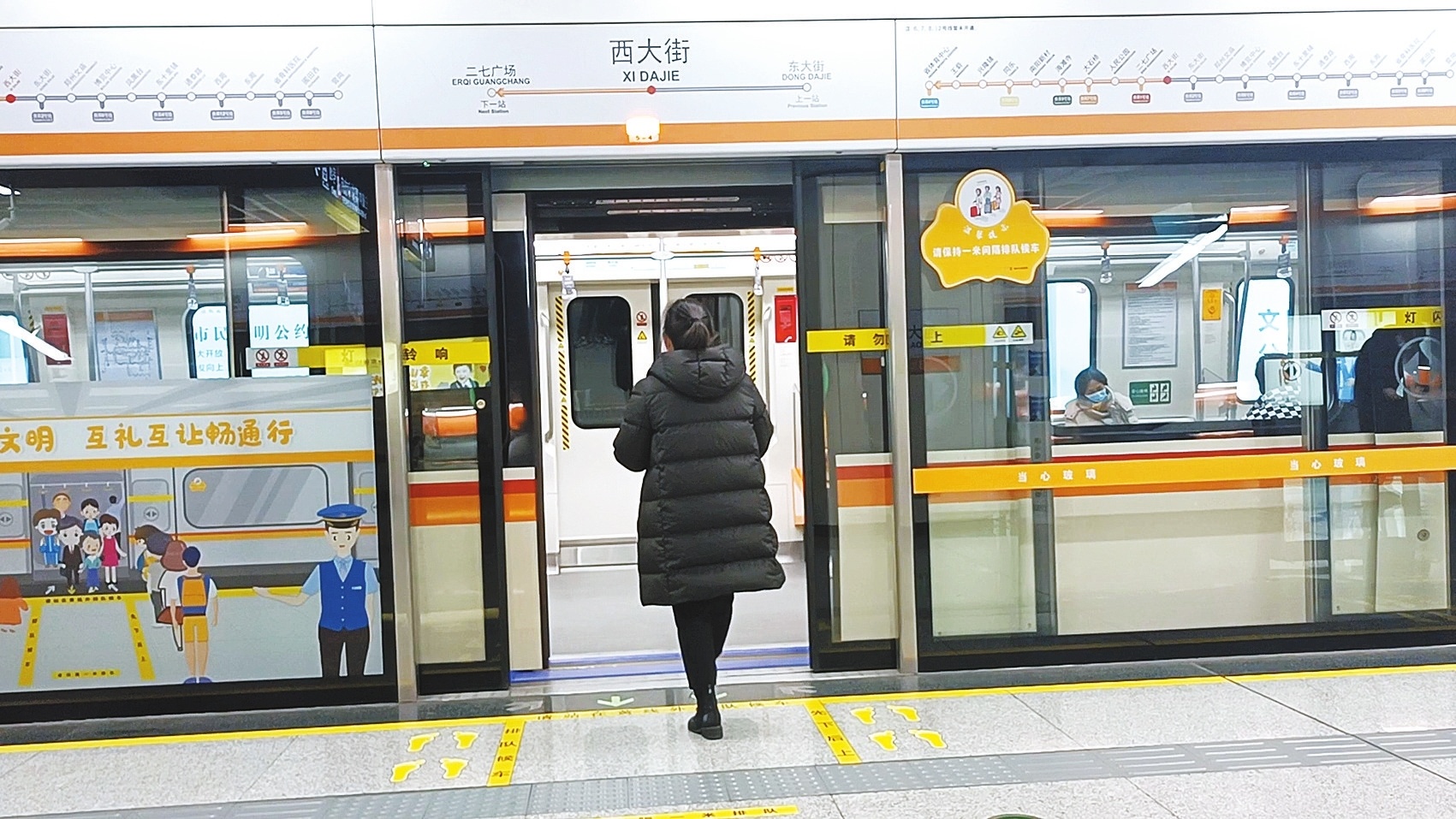 记者探访坐地铁如何防被夹