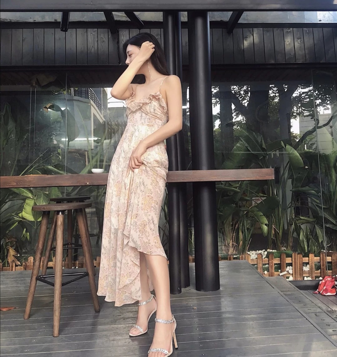 夏季建议大家少穿"帆布鞋",多穿高跟凉鞋,简单清爽还百搭