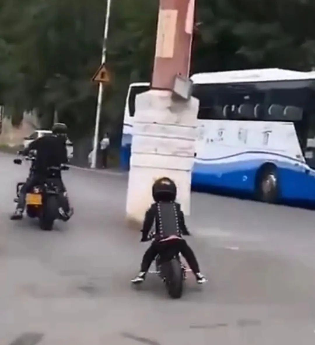 |儿童骑迷你摩托车跑山？门头沟交警：正在调查