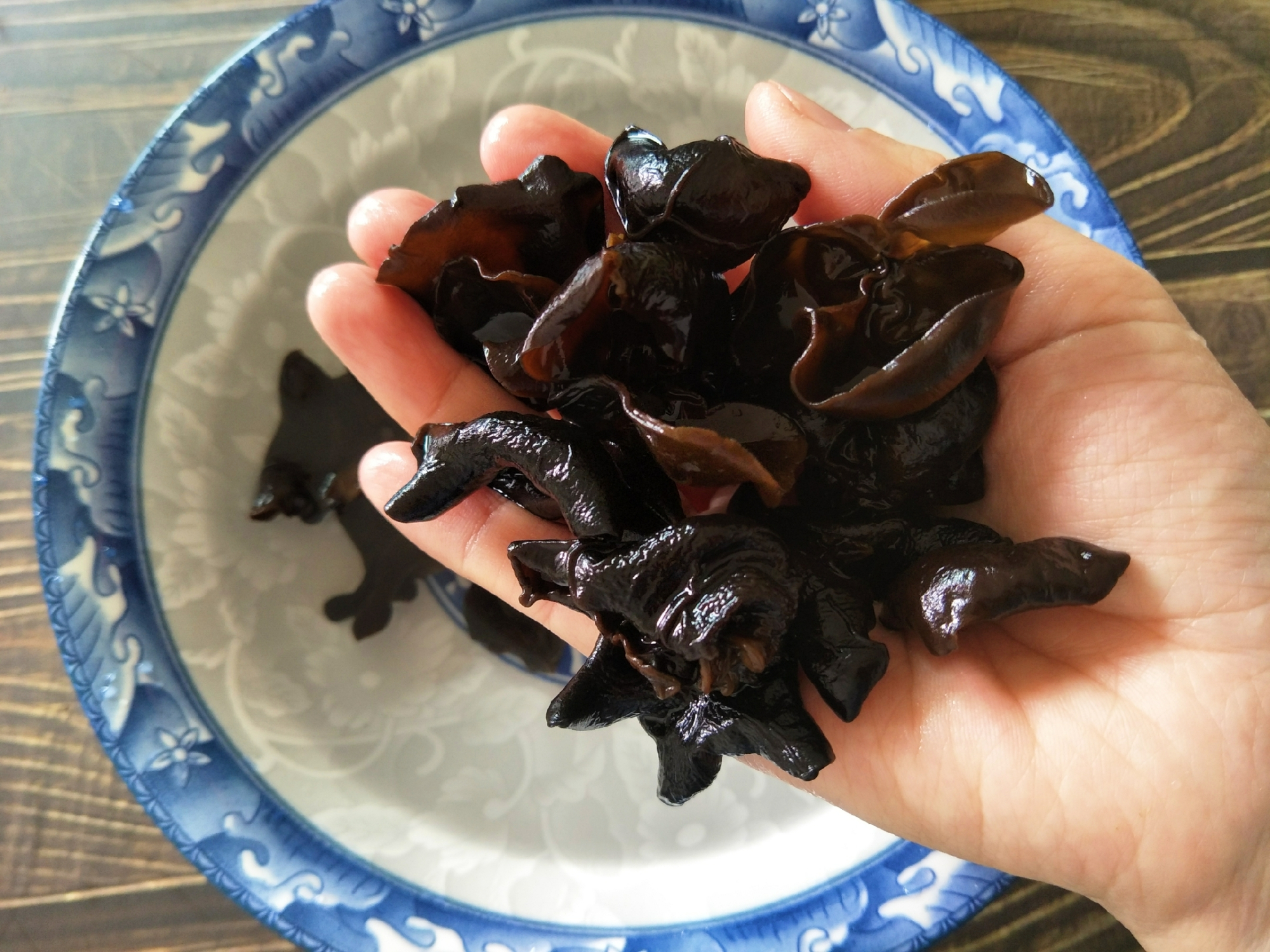 泡发木耳时,用冷水还是热水?泡几分钟合适,教你详细烹饪方法