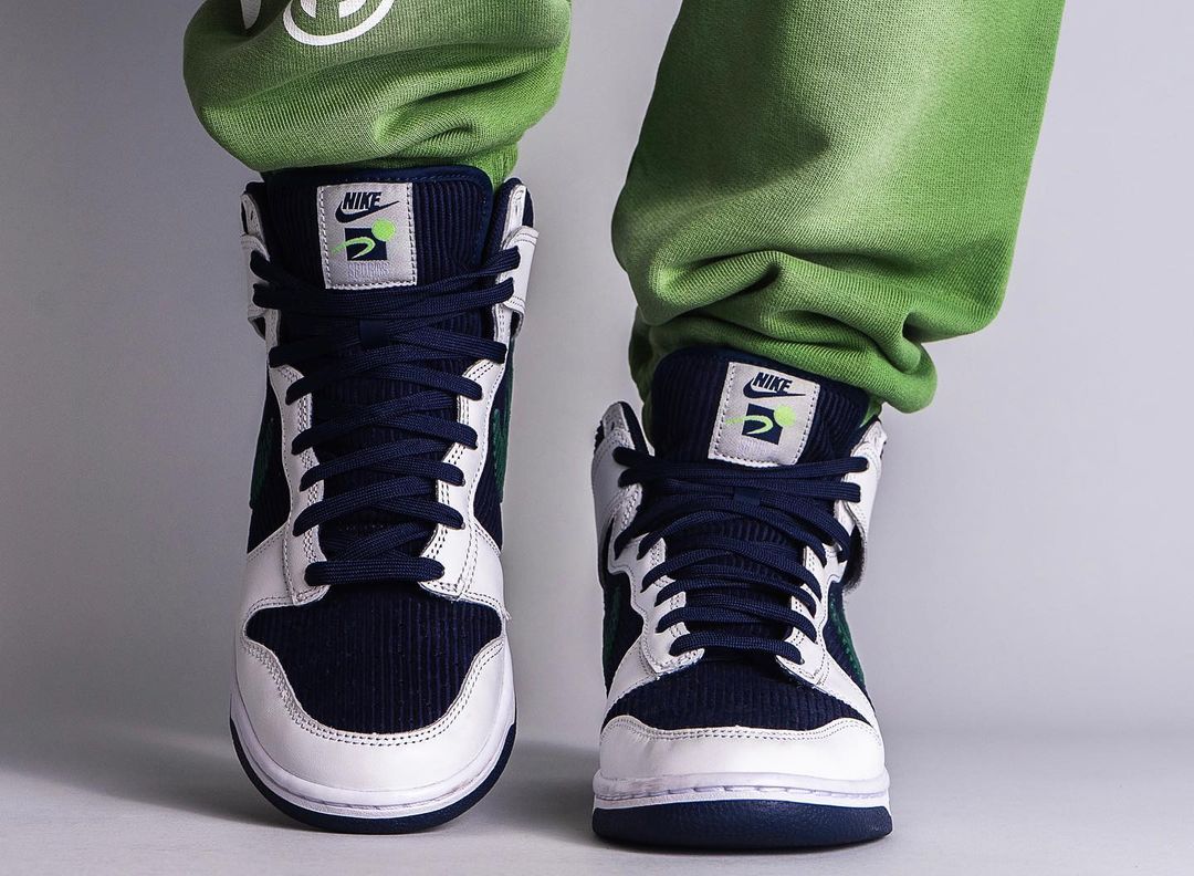 鞋舌标印有 nike 和 sports specialties logo,彰显联名身份.