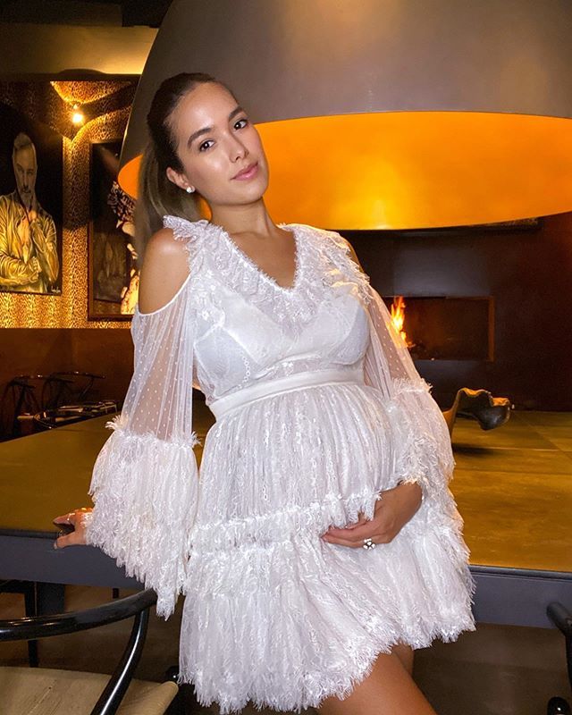 意大利53岁富翁久违晒女友孕肚,感受胎宝踢脸,25岁准妈妈很骄傲