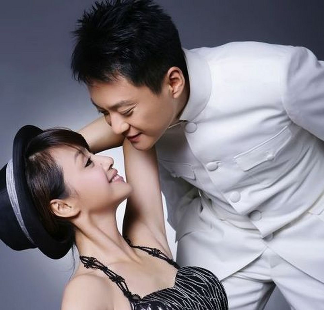 曹颖生完儿子未满月就被丈夫逼着去上班!