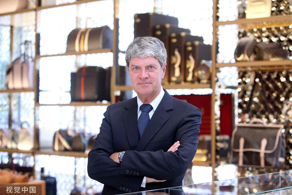 5%的股份,是 lvmh 集团的最大股东,从2018年开始,他就是法国的首富.