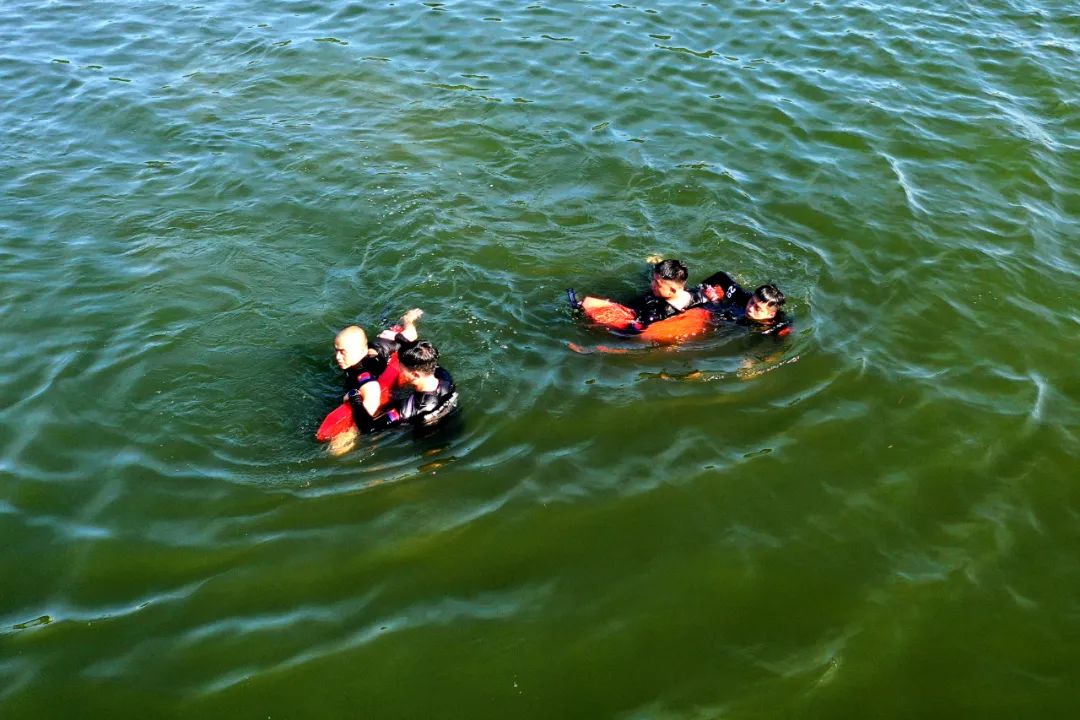 夏季治安打击整治百日行动为安全加码福鼎公安水上救援演练打造救援
