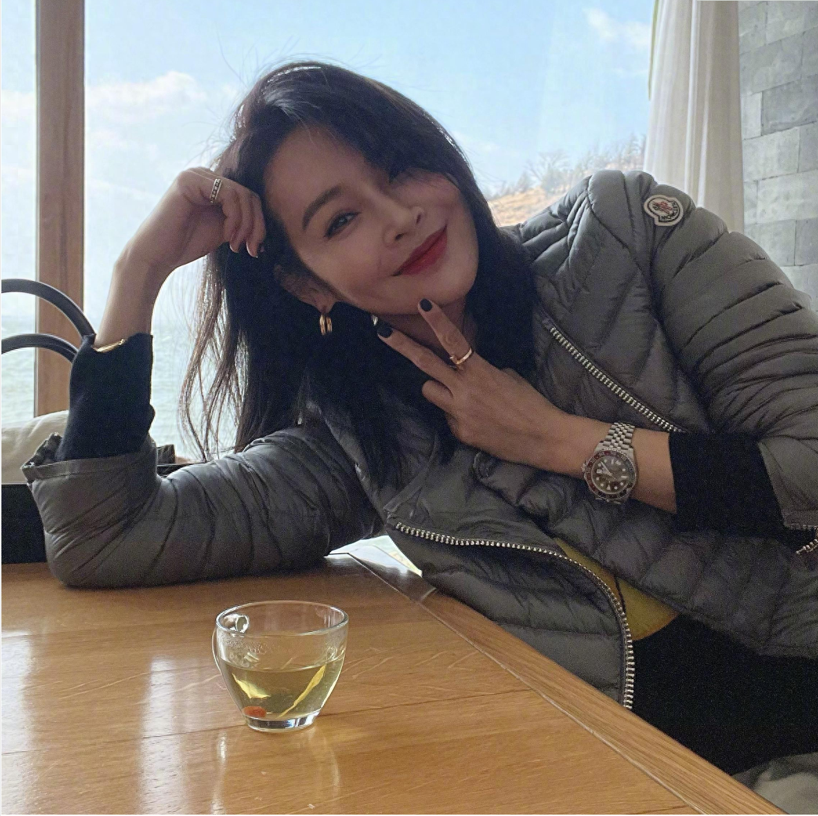 回顾于明加闪婚嫁给相亲对象婚后生两女丈夫一家人把她宠成宝