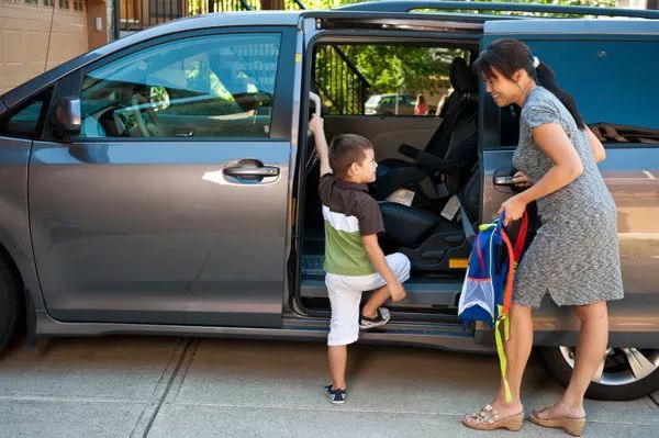 幼儿园孩子接送安全第一,不同的人群接送孩子,有不一样的问题