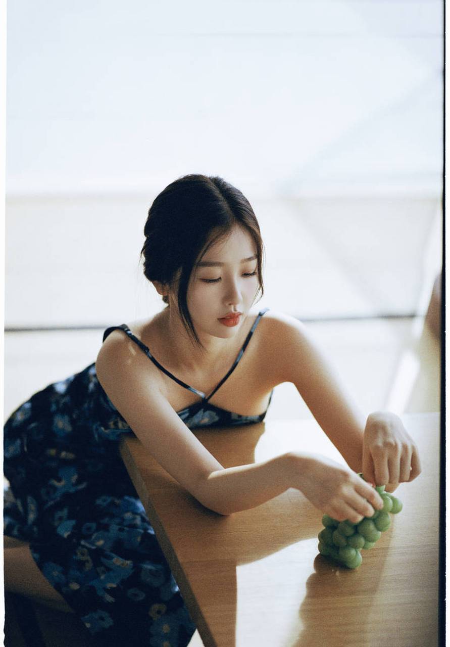 虞书欣穿吊带裙锁骨吸睛 悠闲惬意清冷女神感满满 近日,虞书欣晒一组