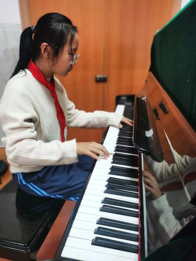 余姚市舜水中学科技文化艺术节三独比赛隆重举行