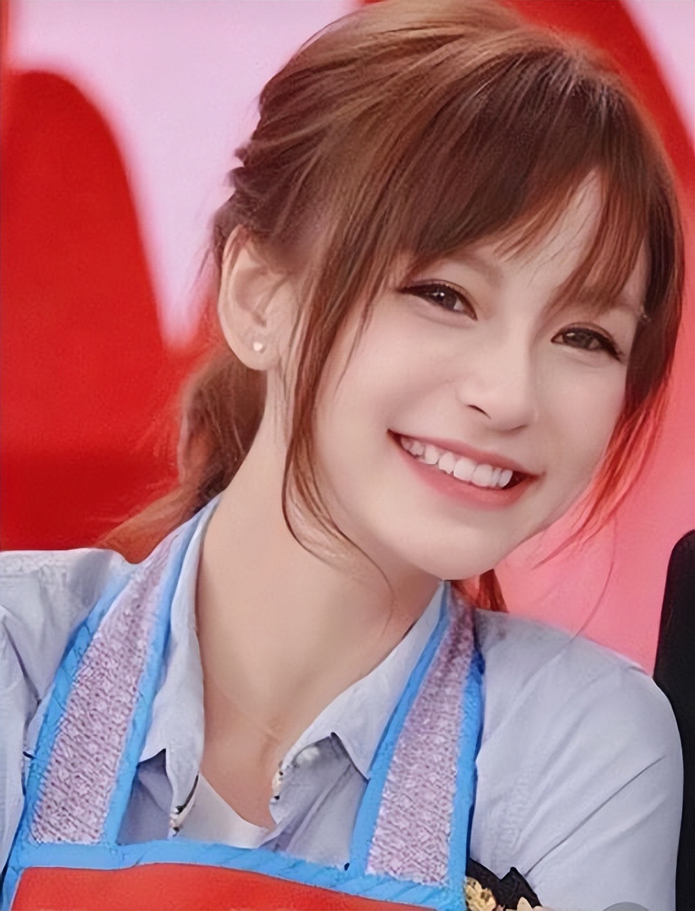 angelababy夜骑路过上海会展中心 淡然介绍"这是我结婚的地方"