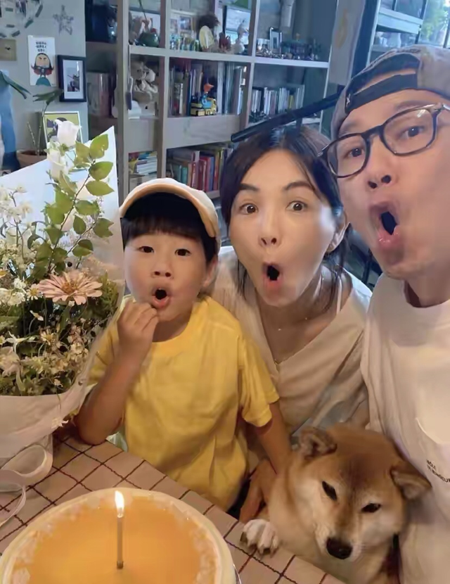 ella亲手帮儿子理发,4岁劲宝神似妈妈,2000多万元豪宅内景曝光