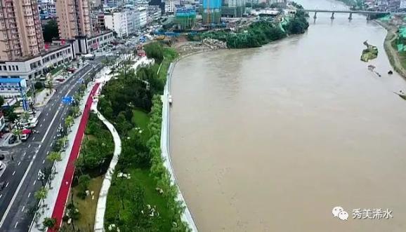 是这样的"一河两岸"工程,成功经受了十孔泄洪的大考