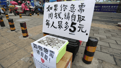 妈妈喝酒小男孩找代驾,看他扔掉泡面内疚中带着哭腔,善良的孩子