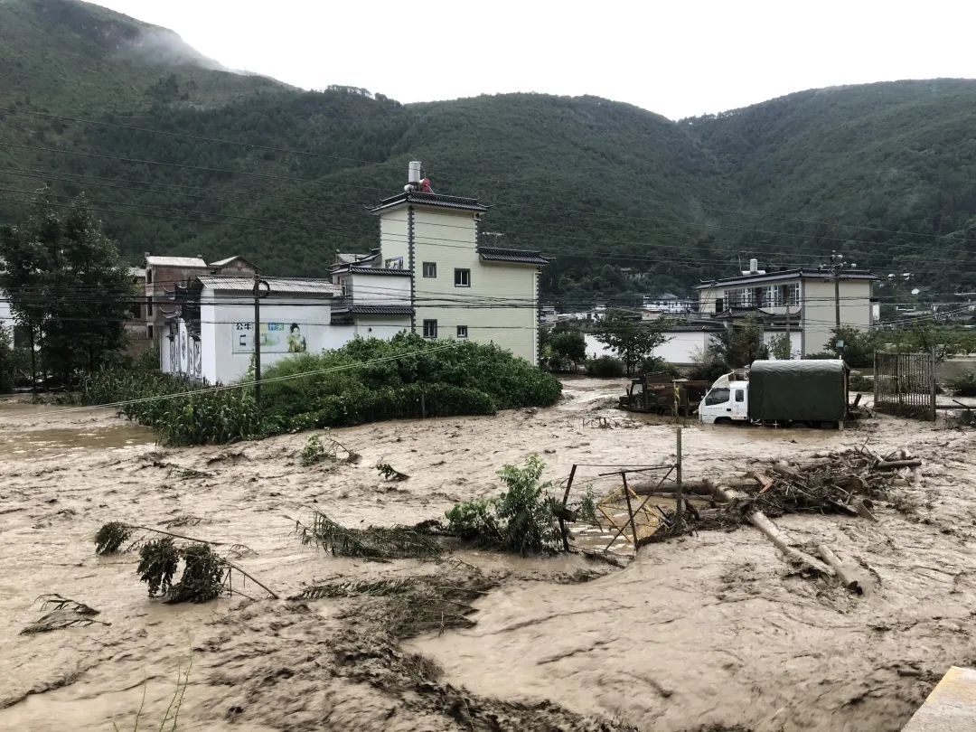 大理洱源发生一起泥石流灾害事故,消防紧急救援