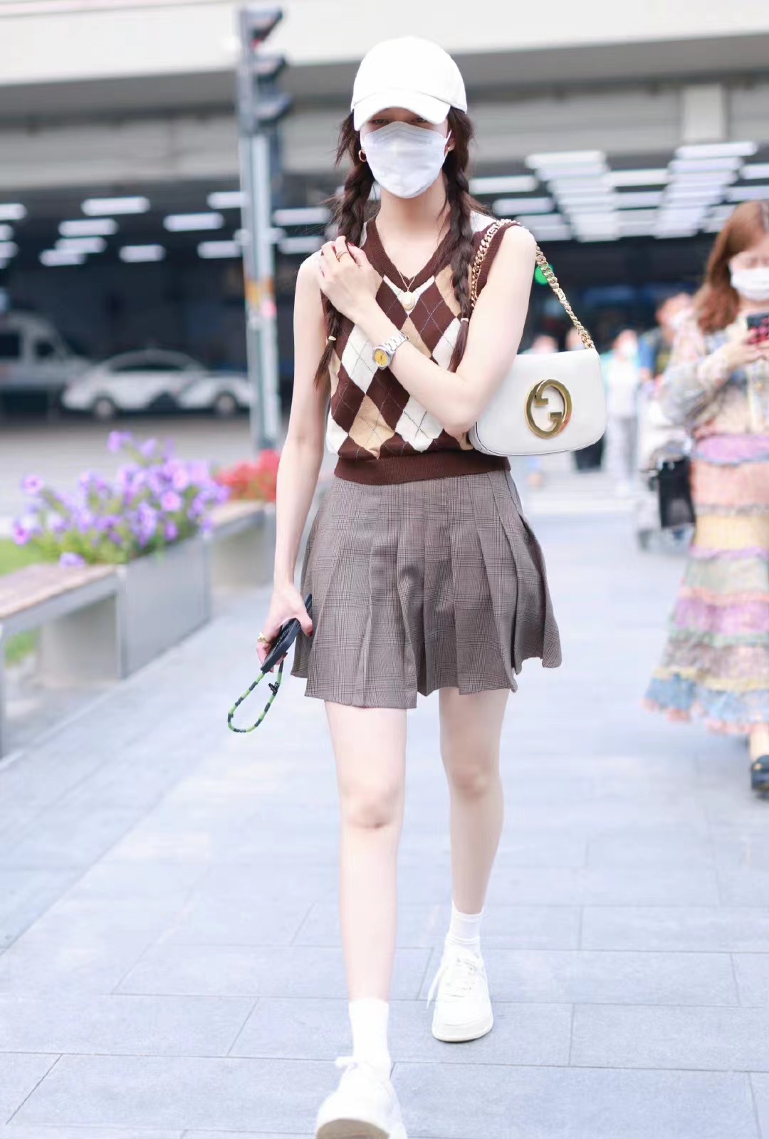 宋妍霏最新私服穿搭棕色菱格纹背心百褶短裙清爽又时尚