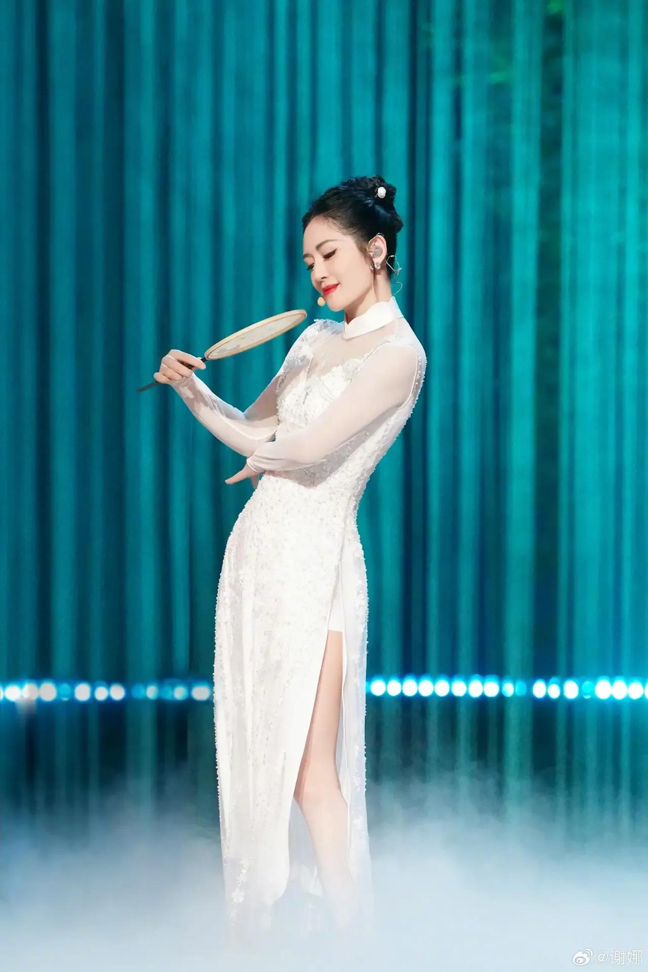 这次,穿旗袍劈叉的谢娜终于在一片骂声中得到赞美!网友:不容易