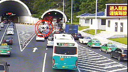 101辆车隧道内"极限让行",为救护车腾出生命通道!