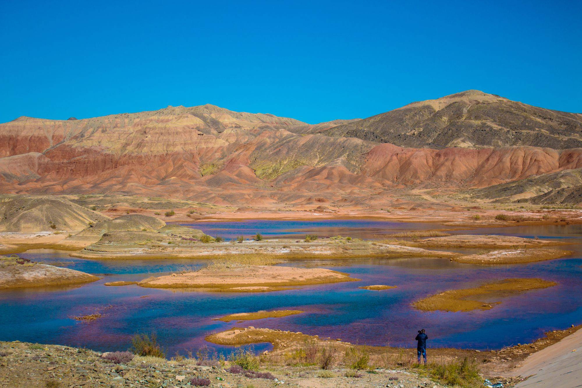 甘肃嘉峪关一黑山湖,唯美安逸,仿佛是镶嵌在戈壁上的蓝宝石!