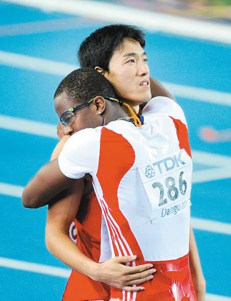 10年前在世锦赛上拉扯人,致使刘翔丢失冠军的罗伯斯,后来怎样了