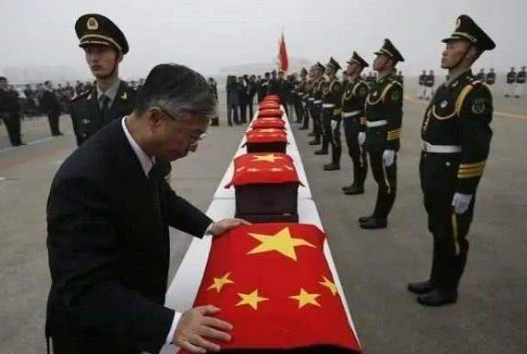 烈士牺牲时,遗体上有的盖党旗,有的盖军旗,两者到底有何不同?