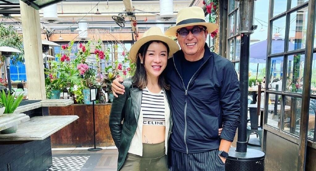 王伟忠携妻子林慧晶现身,64岁依旧潮流十足,不料意外撞脸张嘉译