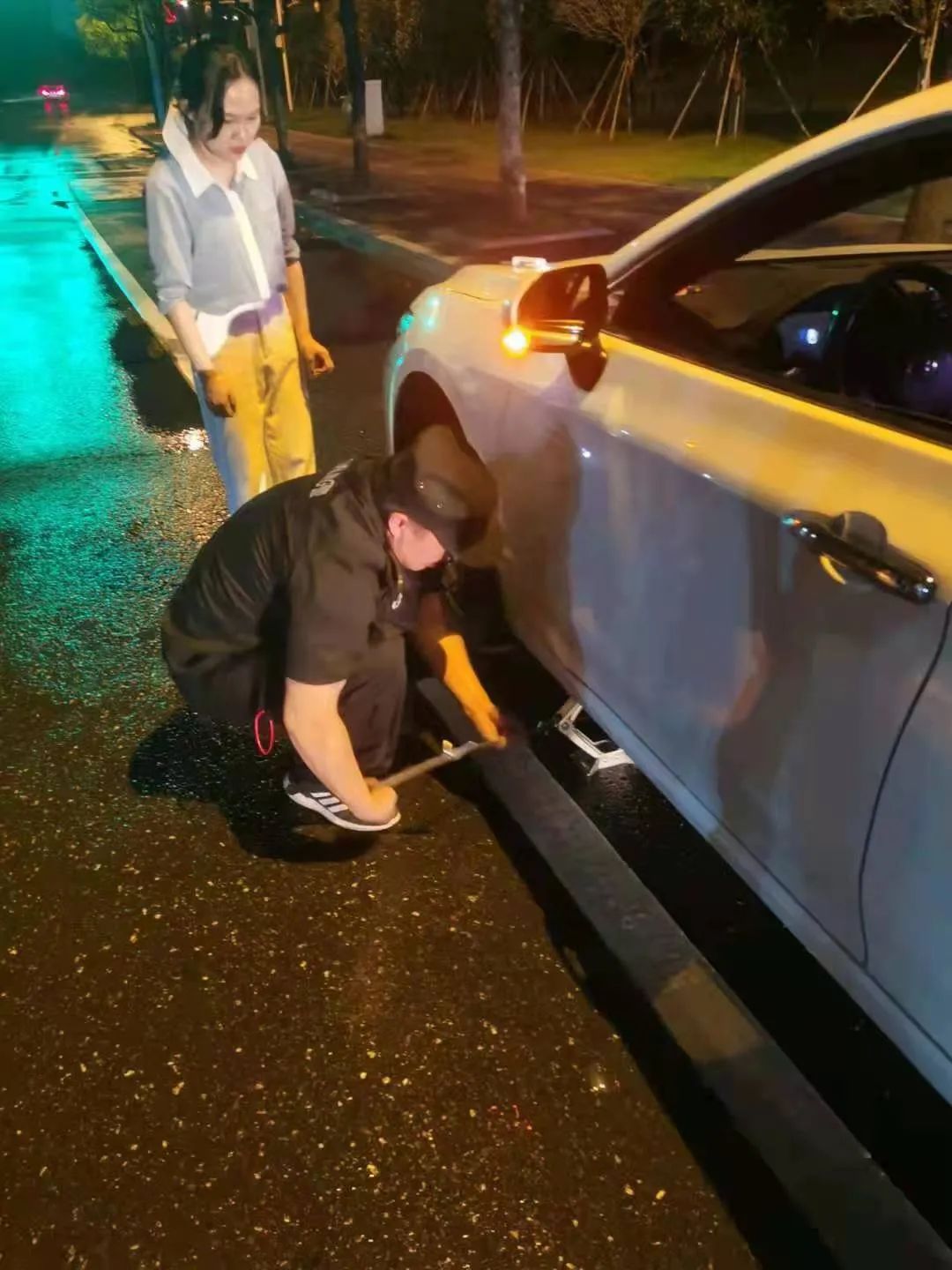 凌晨雨夜民警帮忙换轮胎
